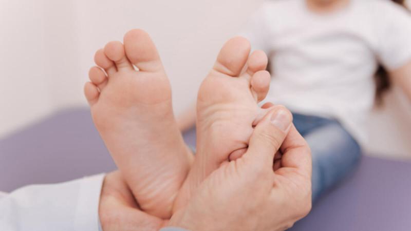 Ayak Baş Parmak Kireçlenmesi Belirtileri ve Tedavisi